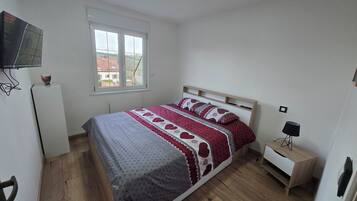 3 bedrooms, iron/ironing board, travel crib, WiFi (free)