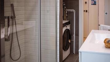Shower, hair dryer, bidet, towels