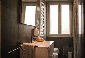 Doccia, asciugacapelli, bidet, asciugamani