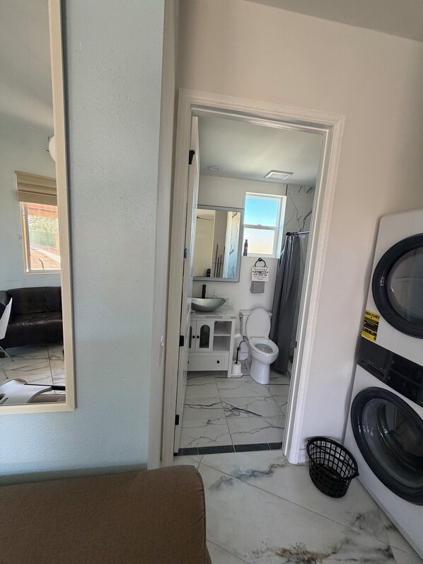 Toallas, jabón, papel de baño