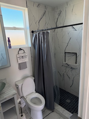 Toallas, jabón, papel de baño