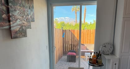 Perfect 1-bedroom studio with AC in enchanting Palm Desert