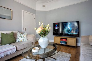 Smart TV - Southport  6BR House 7 Min from Royal Birkdale - Sleeps 11 with 2 Parking Spaces (Southport)