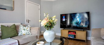 Large 6BR House 7 Mins from Royal Birkdale - Sleeps 11 with 2 Parking Spaces