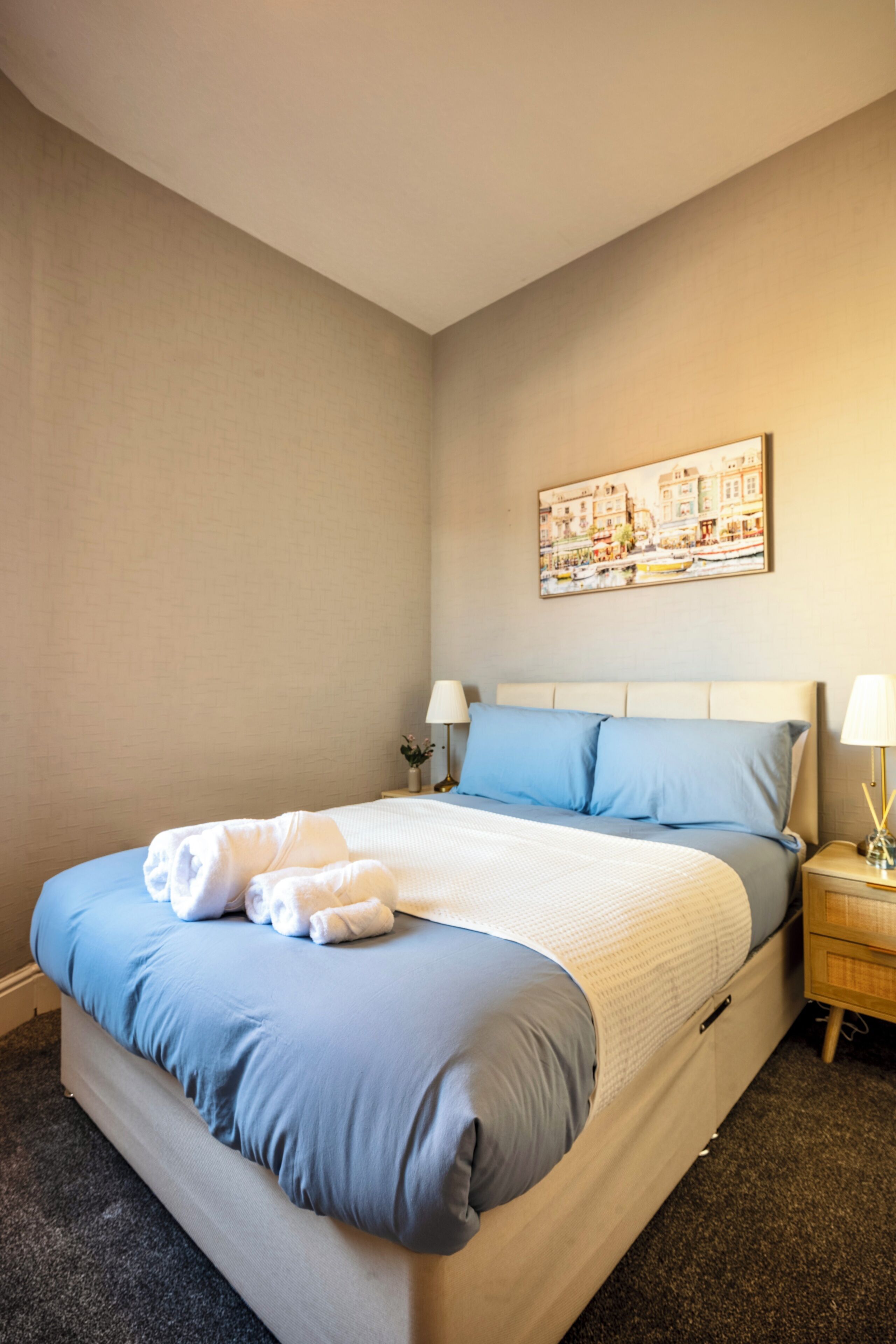 6 bedrooms, iron/ironing board, WiFi, bed sheets