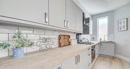 Grand 6BR Victorian Home in Southport — Perfect for Groups & Golf Trips