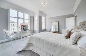 6 bedrooms, iron/ironing board, WiFi, bed sheets - Grand 6BR Victorian Home in Southport — Perfect for Groups & Golf Trips (Southport)