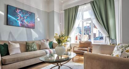 Southport 6BR House 7 Min from Royal Birkdale - Sleeps 11 with 2 Parking Spaces