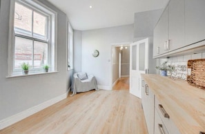 Interior - Grand 6BR Victorian Home in Southport — Perfect for Groups & Golf Trips (Southport)