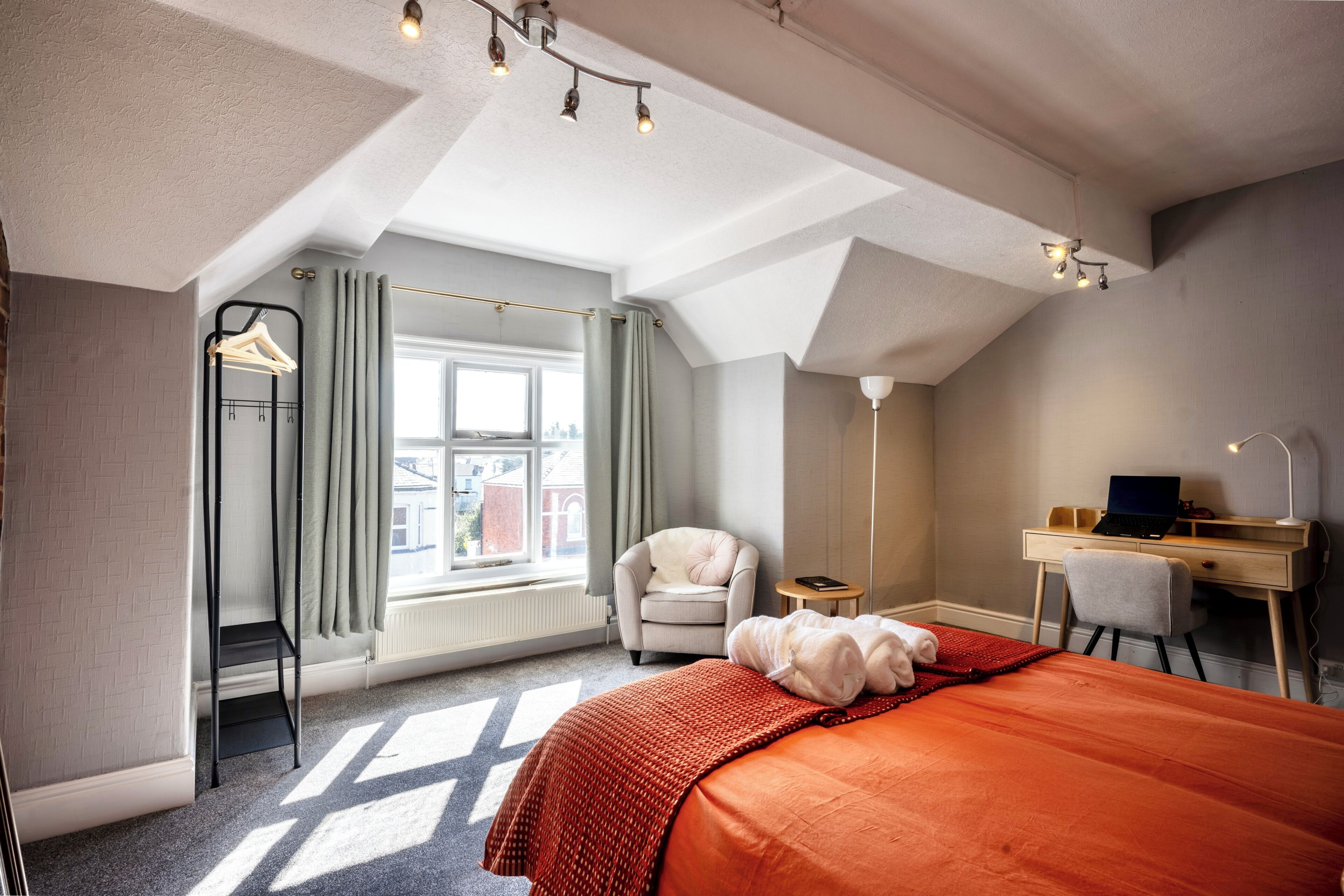 6 bedrooms, iron/ironing board, WiFi, bed sheets