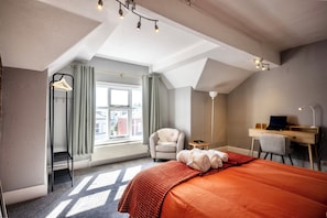 6 bedrooms, iron/ironing board, WiFi, bed sheets