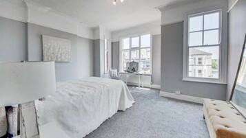 6 bedrooms, iron/ironing board, WiFi, bed sheets