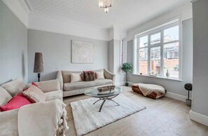 Living area - Grand 6BR Victorian Home in Southport — Perfect for Groups & Golf Trips (Southport)