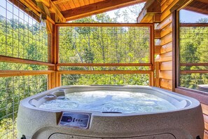 Outdoor spa tub - Log Cabin - Hot Tub, W/D, Grill, Pets Free in charming Gatlinburg (Gatlinburg)