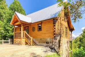 Exterior - Log Cabin - Hot Tub, W/D, Grill, Pets Free in charming Gatlinburg (Gatlinburg)