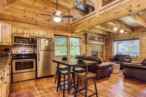 Private kitchen - Log Cabin - Hot Tub, W/D, Grill, Pets Free in charming Gatlinburg (Gatlinburg)