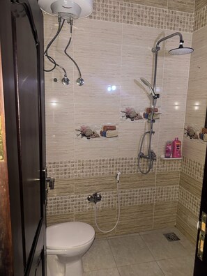 Shower, towels, toilet paper - Safaga SeaView Rooftop (Safaga)