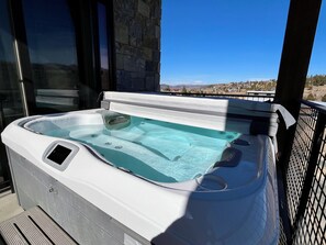Outdoor spa tub - Alpine Luxe Loft- Hot Tub, Fireplace, Views, Ski Shuttle, Tub, Centrally Located (Fraser)