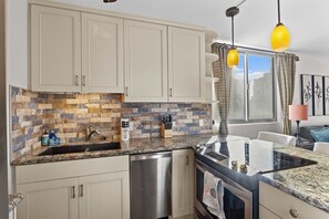 Private kitchen - Heart of Ala Moana|W/D, AC, Free Parking (Honolulu)