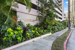 Exterior detail - Heart of Ala Moana|W/D, AC, Free Parking (Honolulu)
