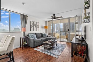 TV - Heart of Ala Moana|W/D, AC, Free Parking (Honolulu)