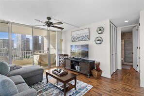 TV - Heart of Ala Moana|W/D, AC, Free Parking (Honolulu)
