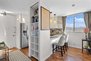 Private kitchen - Heart of Ala Moana|W/D, AC, Free Parking (Honolulu)