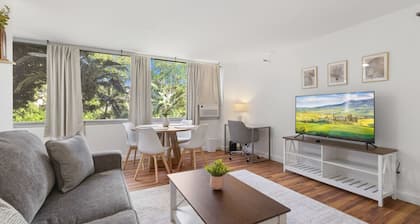 Pearl City Condo | AC • Parking • Full Kitchen