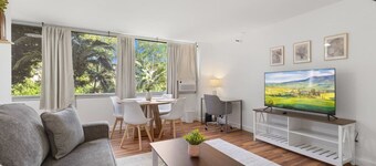 Pearl City Condo | AC • Parking • Full Kitchen