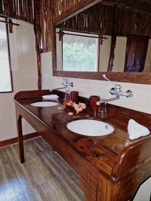 Bathroom - MONKEY MOUNTAIN LODGE (Mtende)