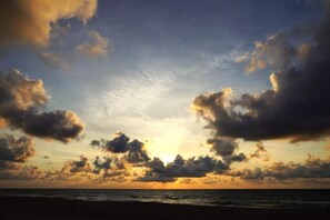 Phòng đôi Deluxe, ban công, quang cảnh biển | Bãi biển | Gần bãi biển, cát trắng 