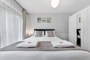 4 habitaciones, tabla de planchar con plancha, internet y ropa de cama 