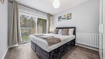 Tabla de planchar con plancha, acceso a internet y ropa de cama