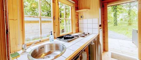 Réfrigérateur, micro-ondes, cafetière/bouilloire