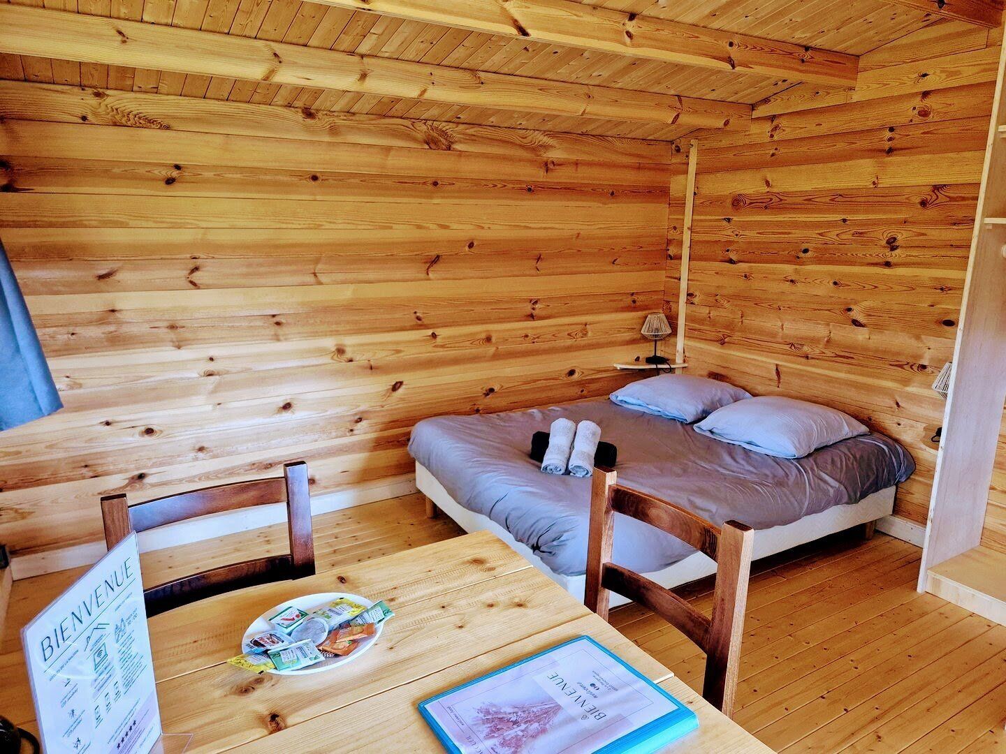 1 多间卧室、上网接入、床单