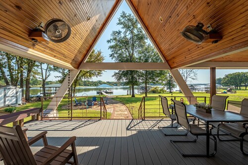 Serene 3 Bedroom Lakefront Retreat for Fishing, Games and Water Fun
