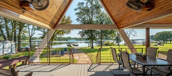 Serene 3 Bedroom Lakefront Retreat for Fishing, Games and Water Fun