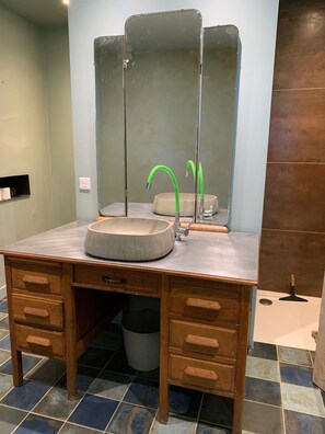 Shower, hair dryer, towels, soap - La Chartreuse (Bergerac)