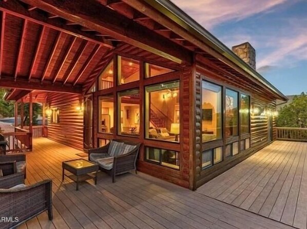 Terrace/patio - Rim Retreat in the Pines, modern, cozy cabin nestled in the Ponderosa Pines. (Pine)
