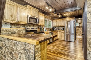 Private kitchen - Gatlinburg Ski Mountain Chalet - Fireplace, Hot Tub, W/D, 3 Floors, Pets Free (Gatlinburg)