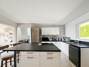 ثلاجة، ميكروويف، فرن، موقد طهي مسطح