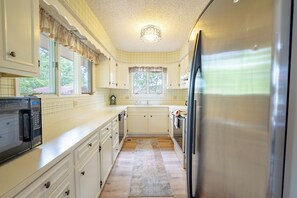 Fridge, microwave, oven, stovetop - Enjoy a fantastic family getaway, water toys, close to activties, ramp close by to bring your boat. (Lake ozark)