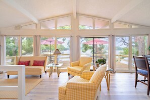 TV, fireplace, books - Enjoy a fantastic family getaway, water toys, close to activties, ramp close by to bring your boat. (Lake ozark)