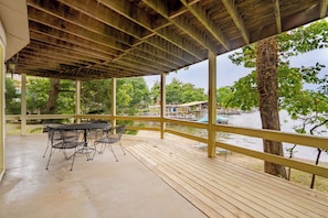 Outdoor dining - Enjoy a fantastic family getaway, water toys, close to activties, ramp close by to bring your boat. (Lake ozark)
