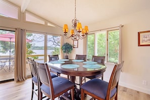 Dining - Enjoy a fantastic family getaway, water toys, close to activties, ramp close by to bring your boat. (Lake ozark)