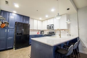 Fridge, microwave, oven, stovetop - Midnight Modern 2BR | 5m to SAP & 1GB Fiber (San Jose)