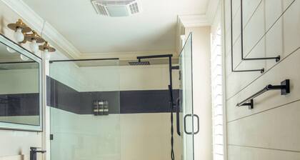 Midnight Modern 2BR/2Bath & 1GB Fiber