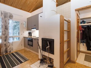 Réfrigérateur, micro-ondes, batterie de cuisine, vaisselle et ustensiles