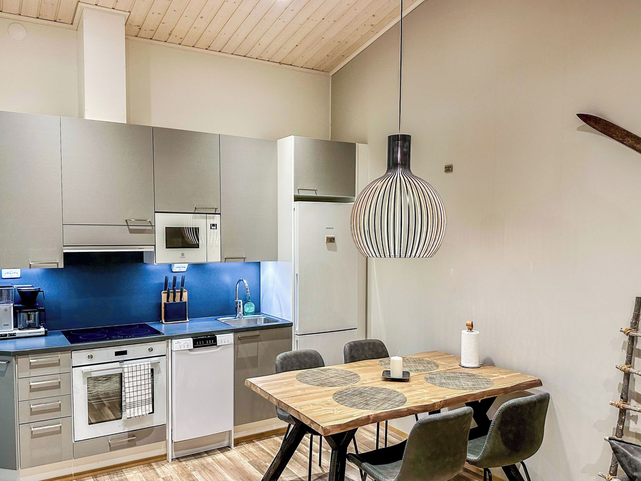 Een koelkast, een microgolfoven, een vaatwasser