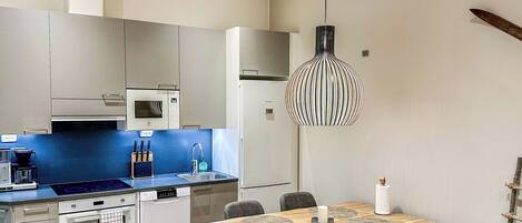 Een koelkast, een microgolfoven, een vaatwasser